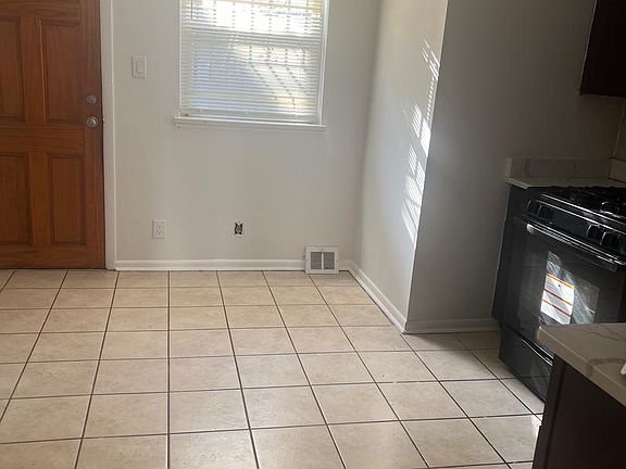 3rd image of 916 Winton St