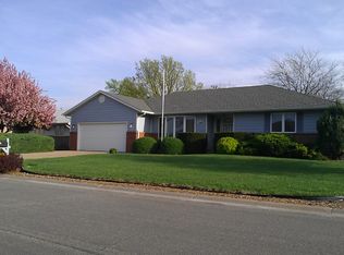 822 Post Oak Ln, Salina, KS 67401