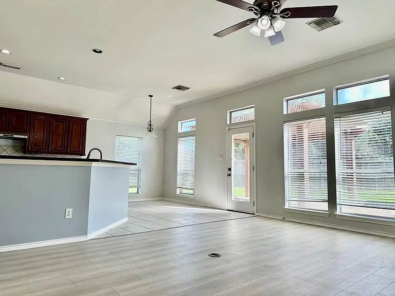 3131 Valley Ct — Photo 9