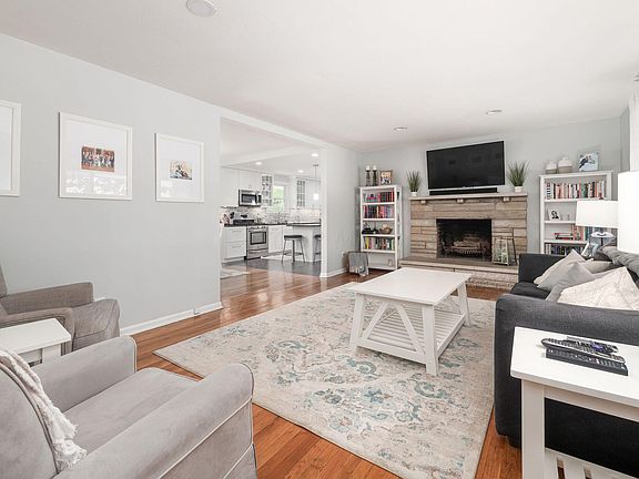 4th image of 215 Lansdowne Ave