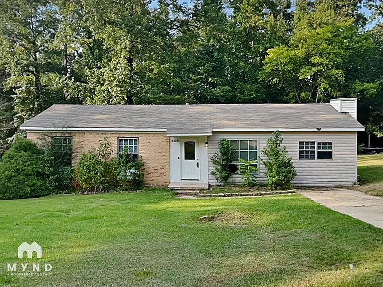 2225 Lisa Ann Dr SE — Photo 1