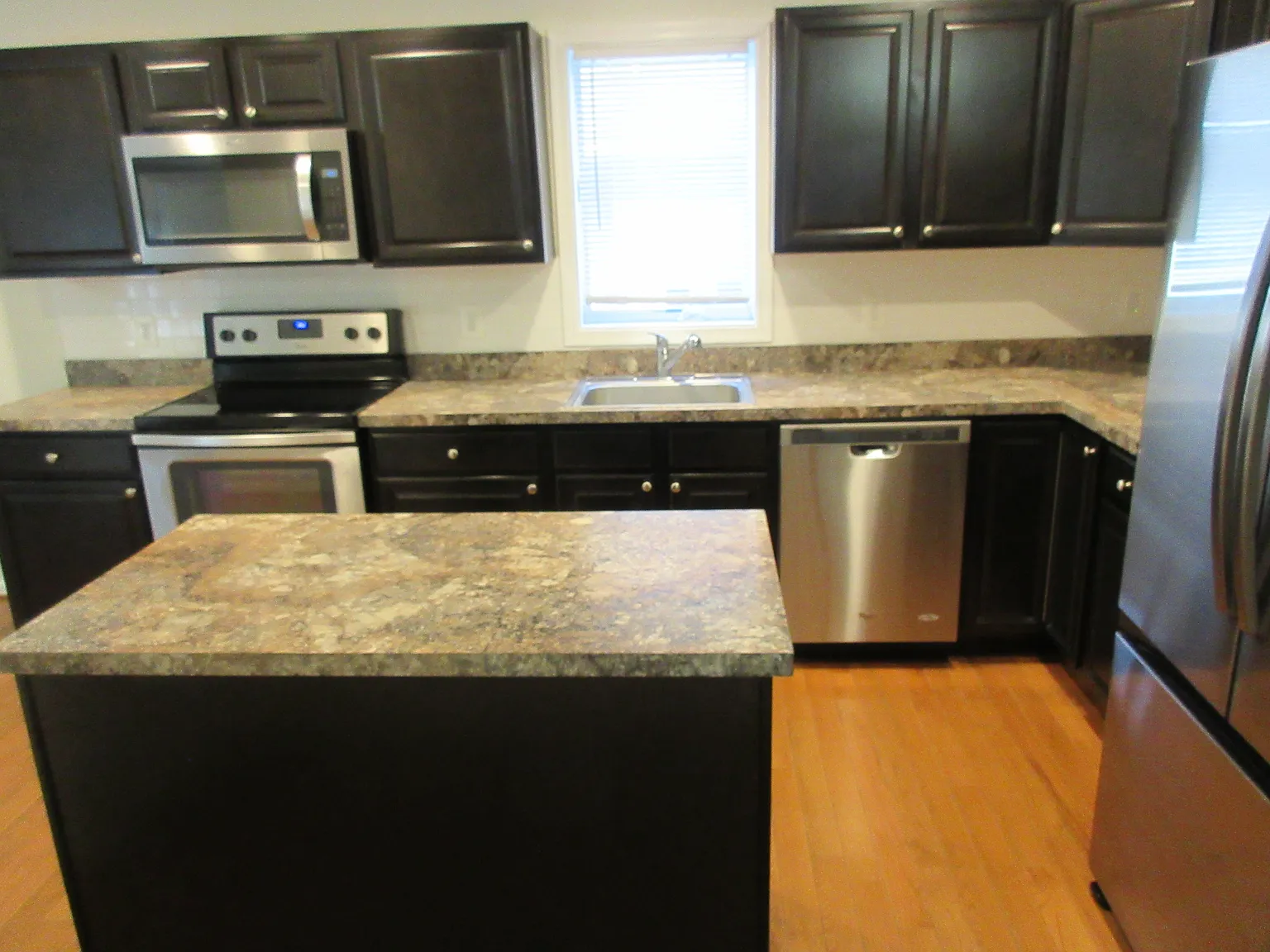 4 bed, 3.5 bath, 3200 sqft, $3,980 — Photo 3