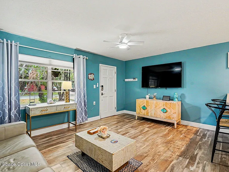 122 East Ct — Photo 4
