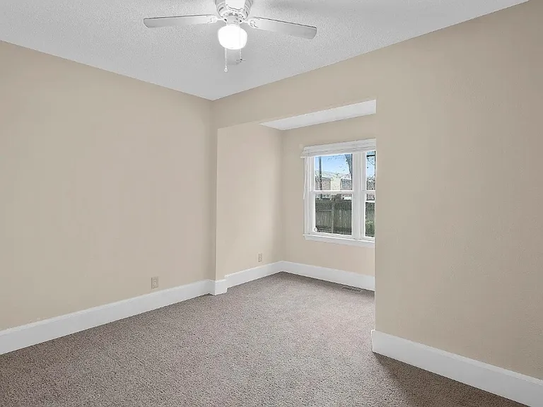 6261 Alexander St — Photo 10