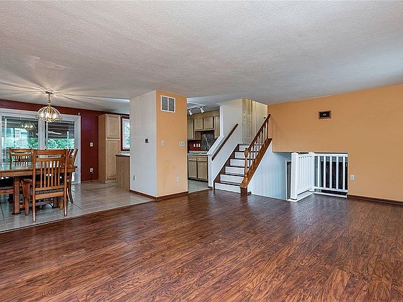 5th image of 43 Forest Glen Dr