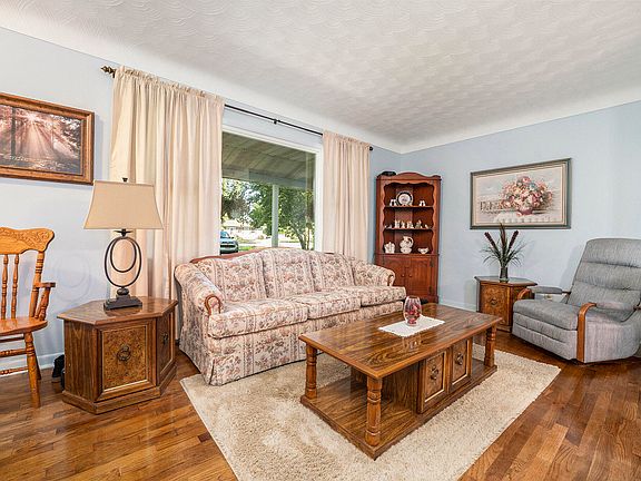3rd image of 35302 Riverview Dr