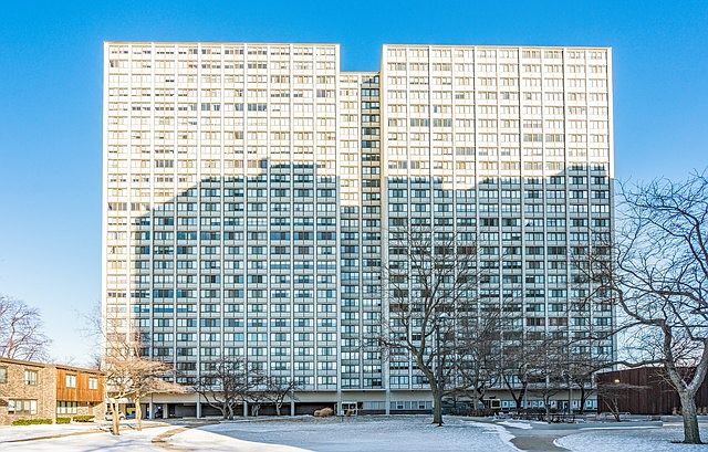 1st image of 4800 S Lake Park Ave APT 2402