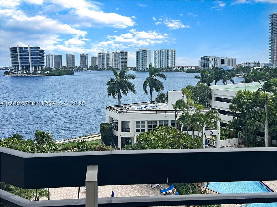 3600 Mystic Pointe Point #604