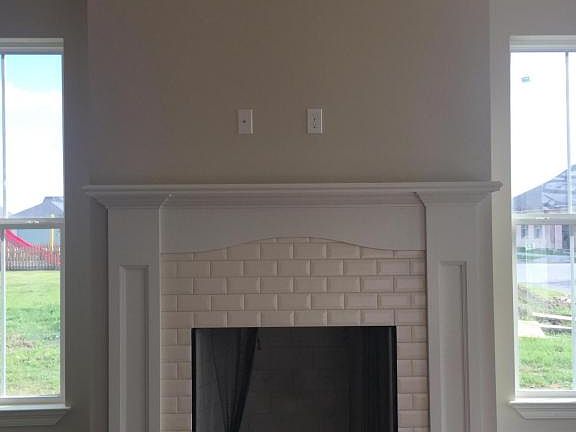 4th image of 204 Fallen Oak Ln