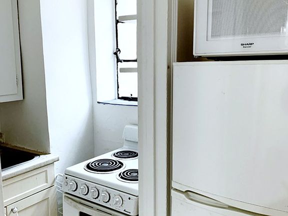 4th image of 312 E 42nd St #318