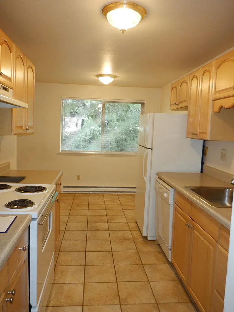 2 Bedroom Lower Level Westside Apartment - NW Portland Ave — Photo 2