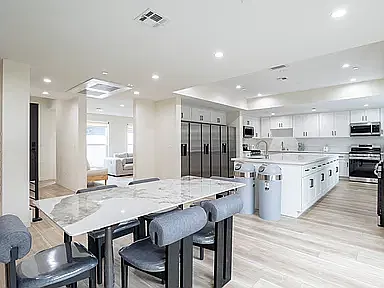 10 bed, 5208 sqft, $1,095 — Photo 2