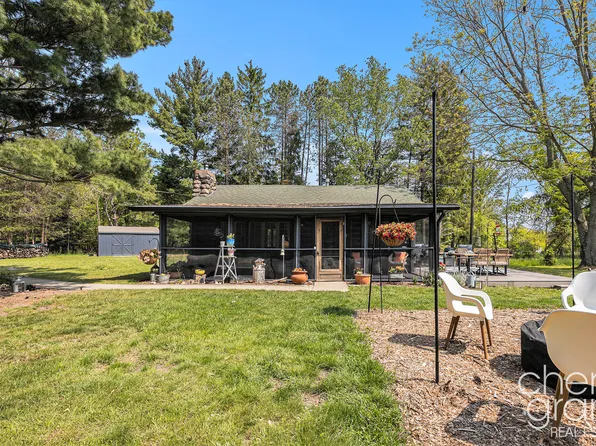 1228 Creekwood Dr, South Haven, MI 49090