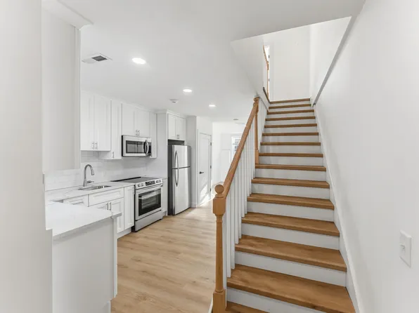 210 Weeden St #9, Pawtucket, RI 02860