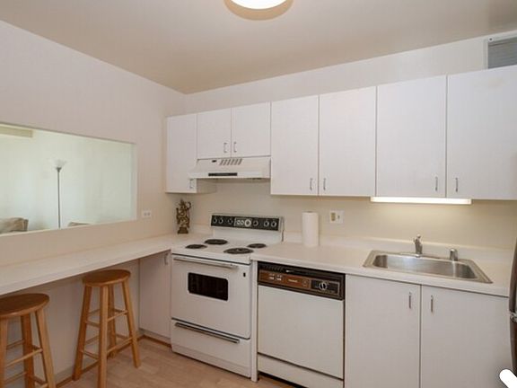 5th image of 211 E Ohio St APT 1911