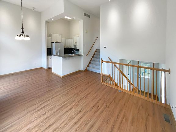 3rd image of 15588 Finch Ave