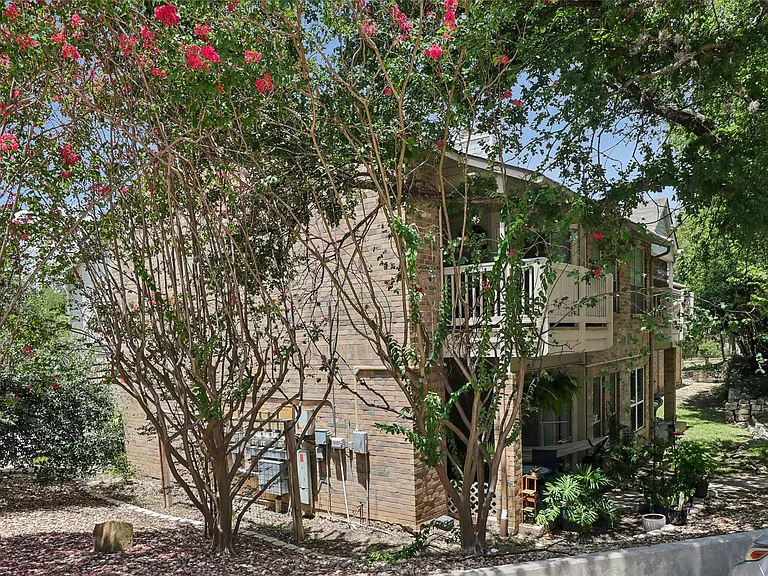 2450 Wickersham Ln #302 — Photo 16