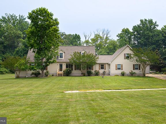 3rd image of 130 Holden Farm Ln