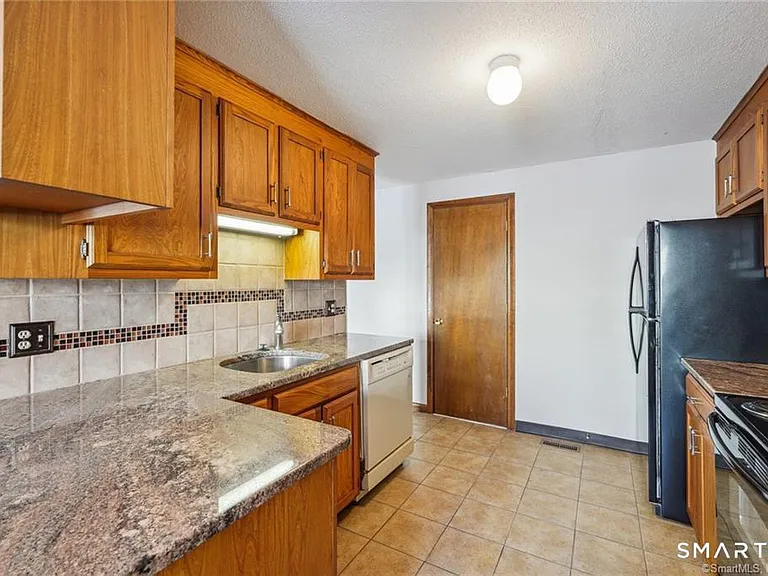17 Oak Forest Dr #2 — Photo 4