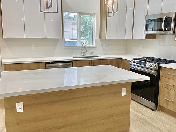 3rd image of 8017 Encino Ave