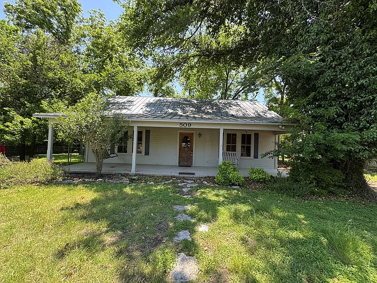 509 W Creek St — Photo 1