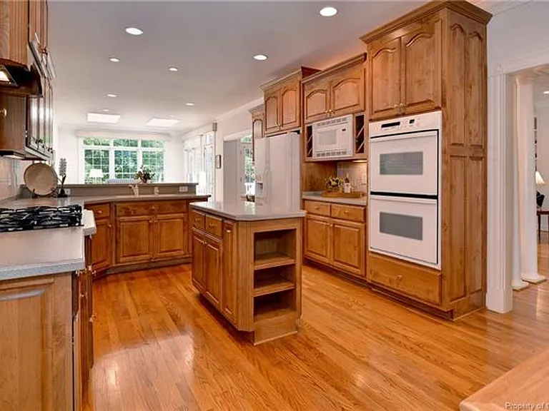 116 Westbury — Photo 7