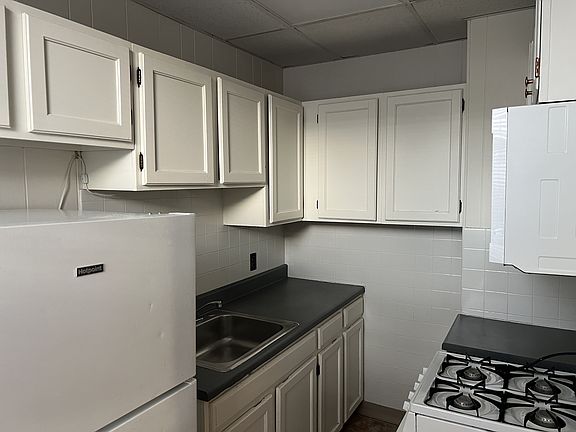 2nd image of 406 N Broadway Dr