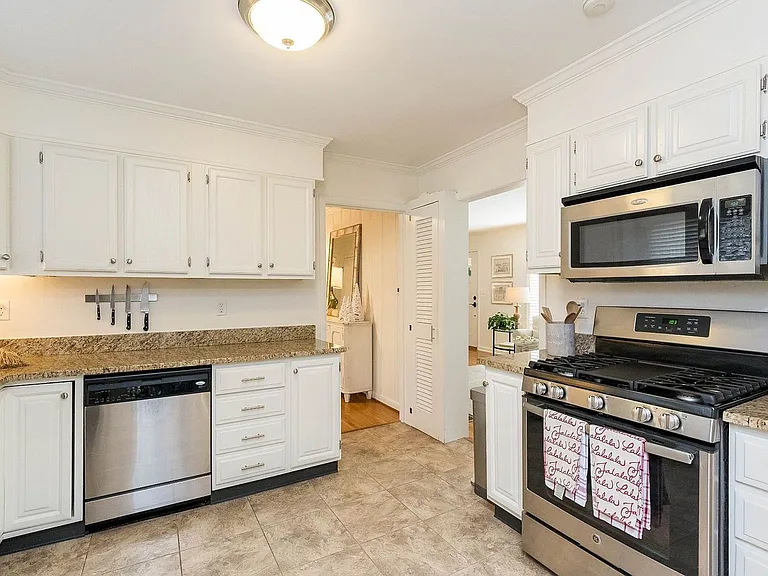 384 Barrywood Dr — Photo 3