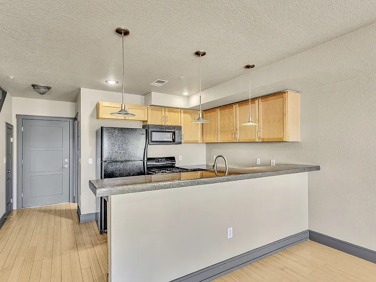 232 N Broadway #10 — Photo 15
