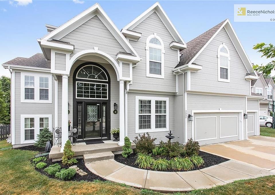 The front of the home has nice and inviting landscaping