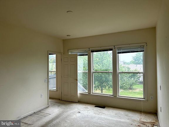 4th image of 11 Ashland Cir