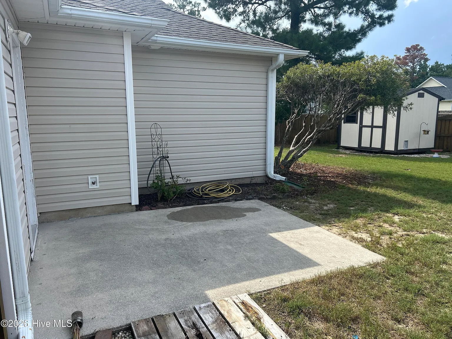 3 bed, 2.0 bath, 1062 sqft, $2,100 — Photo 3