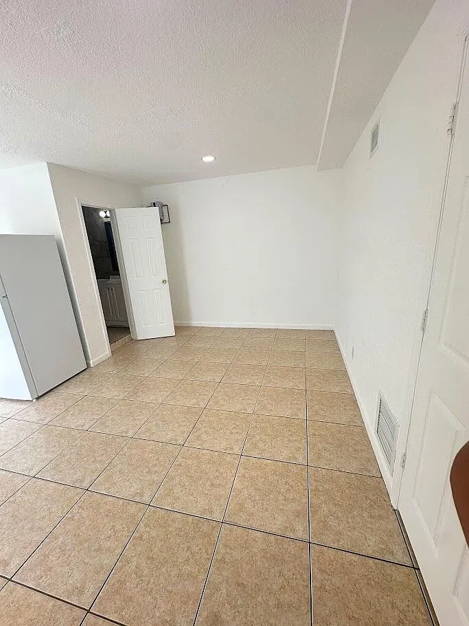 2 bed, 1.0 bath, 835 sqft, $2,100 — Photo 3