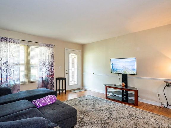 4th image of 2761 Delavan Dr