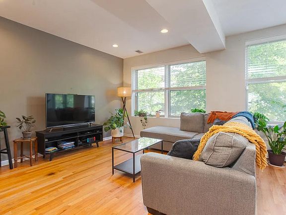 3rd image of 819 W Eastwood Ave #1E
