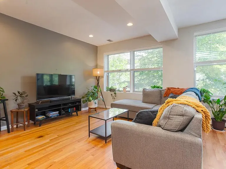 819 W Eastwood Ave #1E — Photo 3