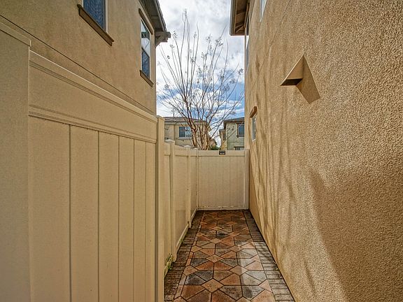 5th image of 22722 Meyler St