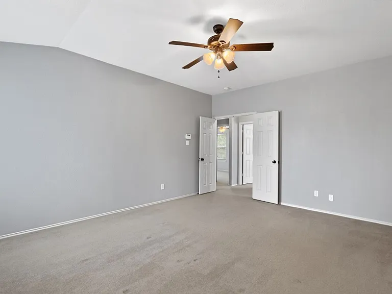 2704 Greenlee Dr — Photo 17