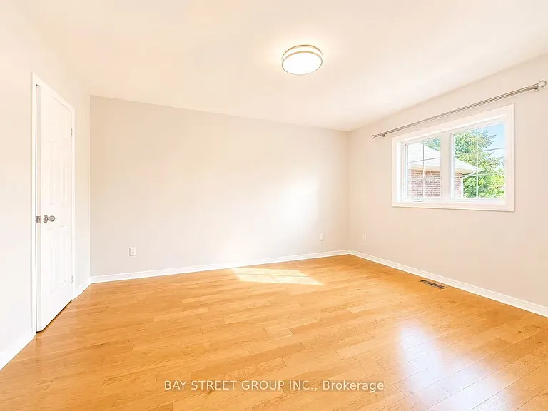 1054 Chateau Ct — Photo 29
