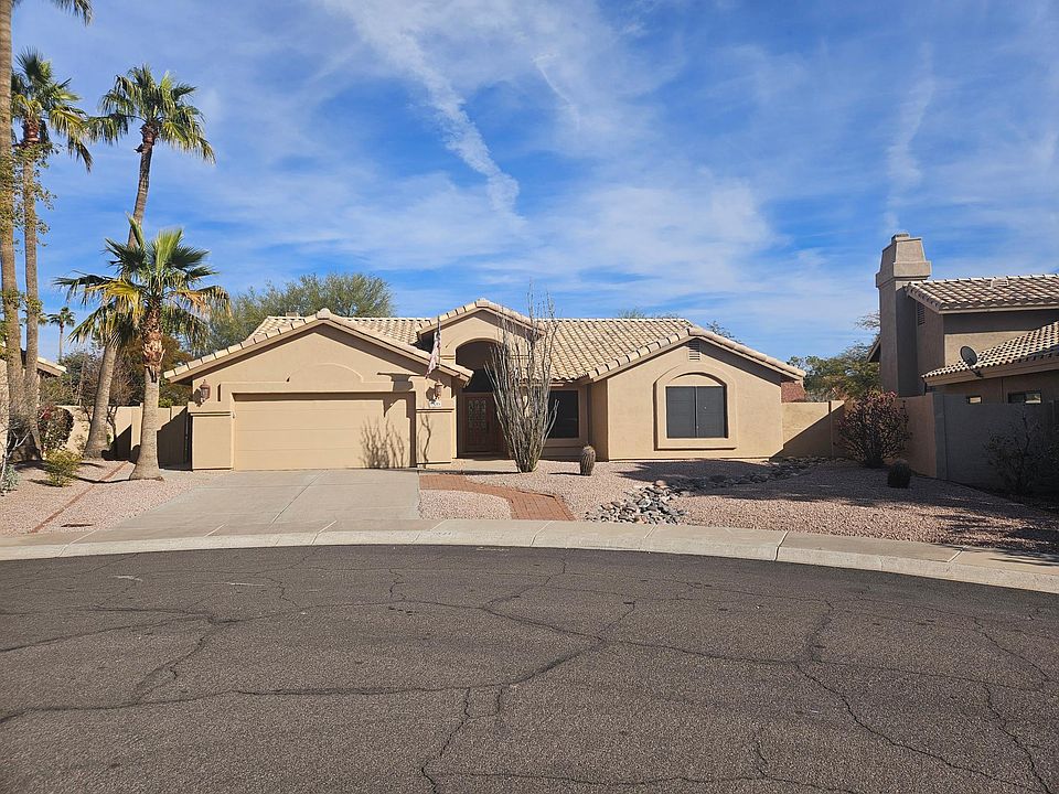 Front of house in cul-de-sac. Kid friendly