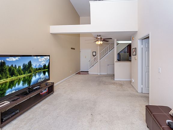 2nd image of 5550 Owensmouth Ave APT 319
