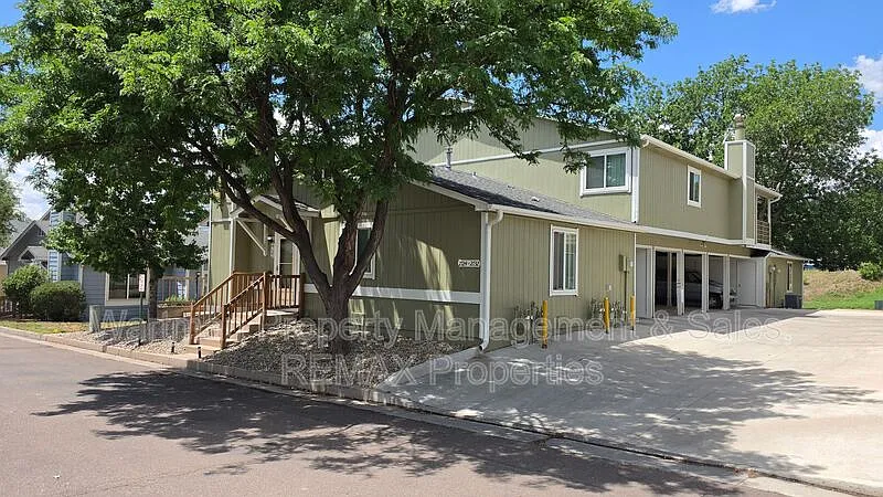 2 bed, 1.0 bath, 901 sqft, $1,700 — Photo 1