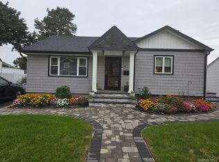 18 Devon Rd, Bethpage, NY 11714