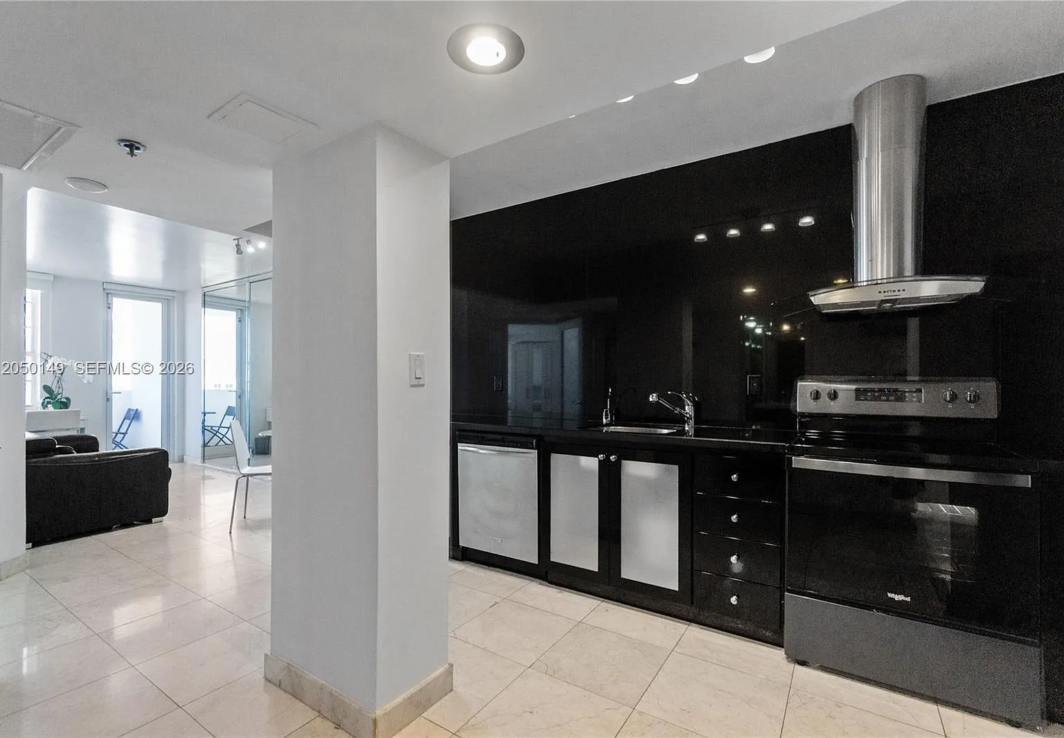The Decoplage Condo — Photo 3