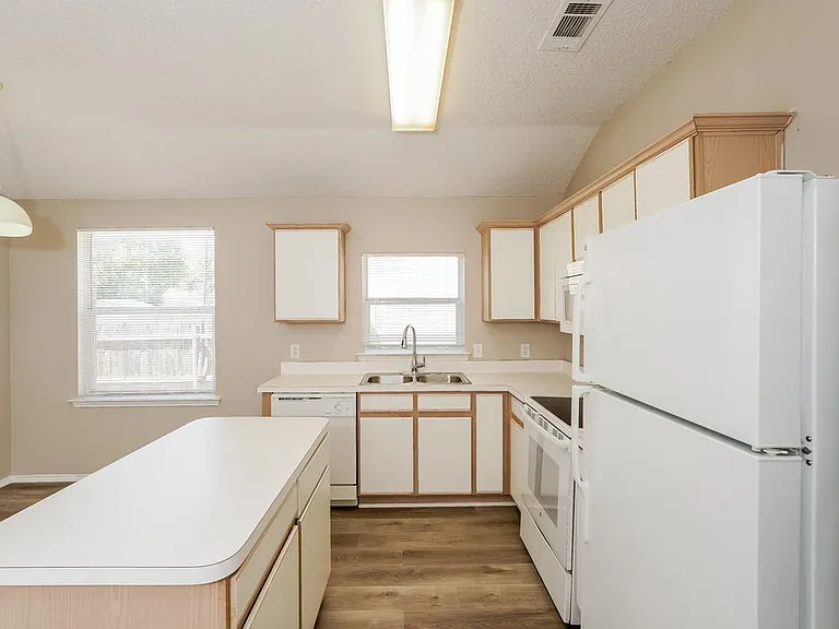 1519 Columbia Dr — Photo 9