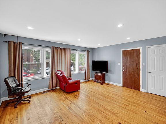 3rd image of 5567 W Gladys Ave