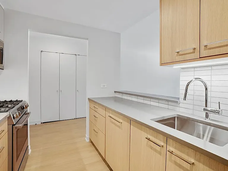 Columbus Pl #N5E — Photo 10