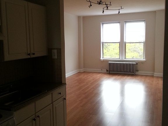4th image of 2138 N Lincoln Park W