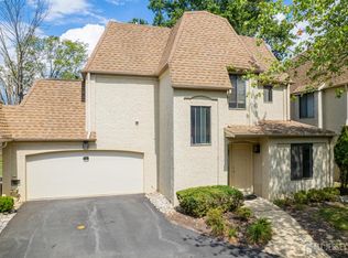 31 Gate House Ln, Edison, NJ 08820