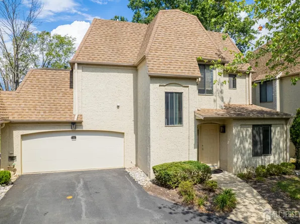 31 Gate House Ln, Edison, NJ 08820